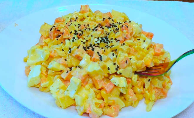 Салат с кукурузой, яблоком, яйцом и морковью рецепт