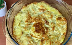 Запеченный картофель с яйцом и сыром в духовке