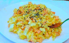 Салат с кукурузой, яблоком, яйцом и морковью