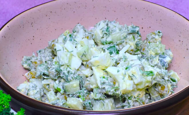Салат с огурцом, яйцом, горошком и зеленым луком
