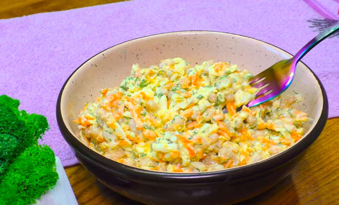 Салат Дружба с плавленным сырком, яйцами, морковью и фасолью рецепт