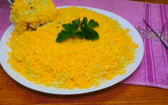 Салат с крабовыми палочками, яйцом, огурцом и сыром