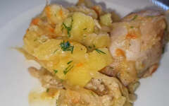 Тушеная картошка с курицей в сковороде