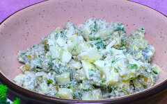 Салат с огурцом, яйцом, горошком и зеленым луком