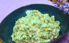 Салат с огурцами, яйцами и укропом