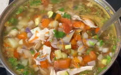 Овощной суп с курицей, кабачком, баклажаном и помидором