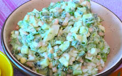Салат с огурцами, яйцами, фасолью и зеленью